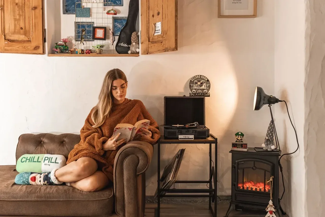 Relaxing lounge with vinyl records at Alentejo Zen BnB